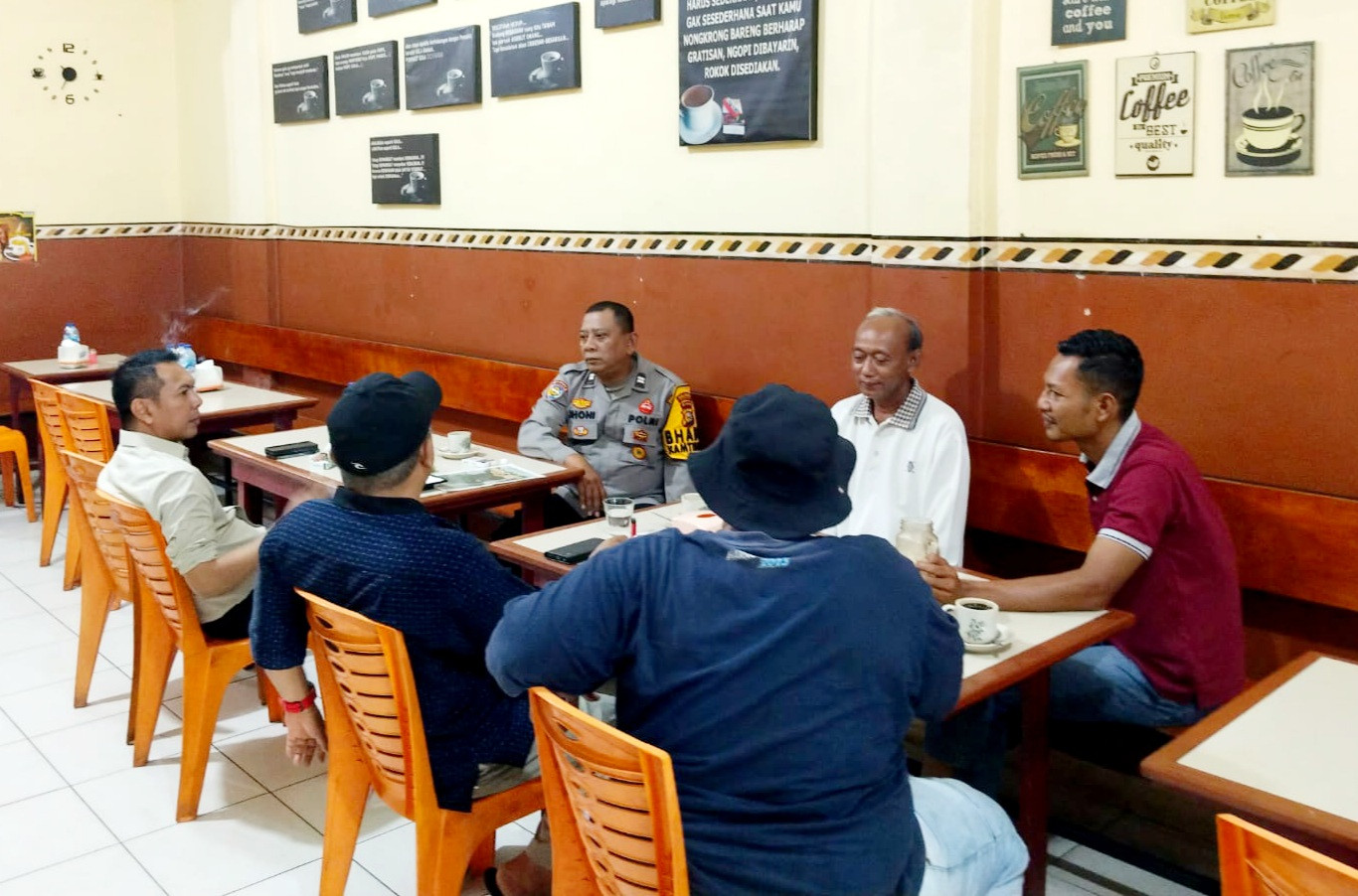 Ngobrol Keamanan Pemilukada, Bhabin Tenayan Jalin Kemitraan Dengan Masyarakat Sialang Sakti
