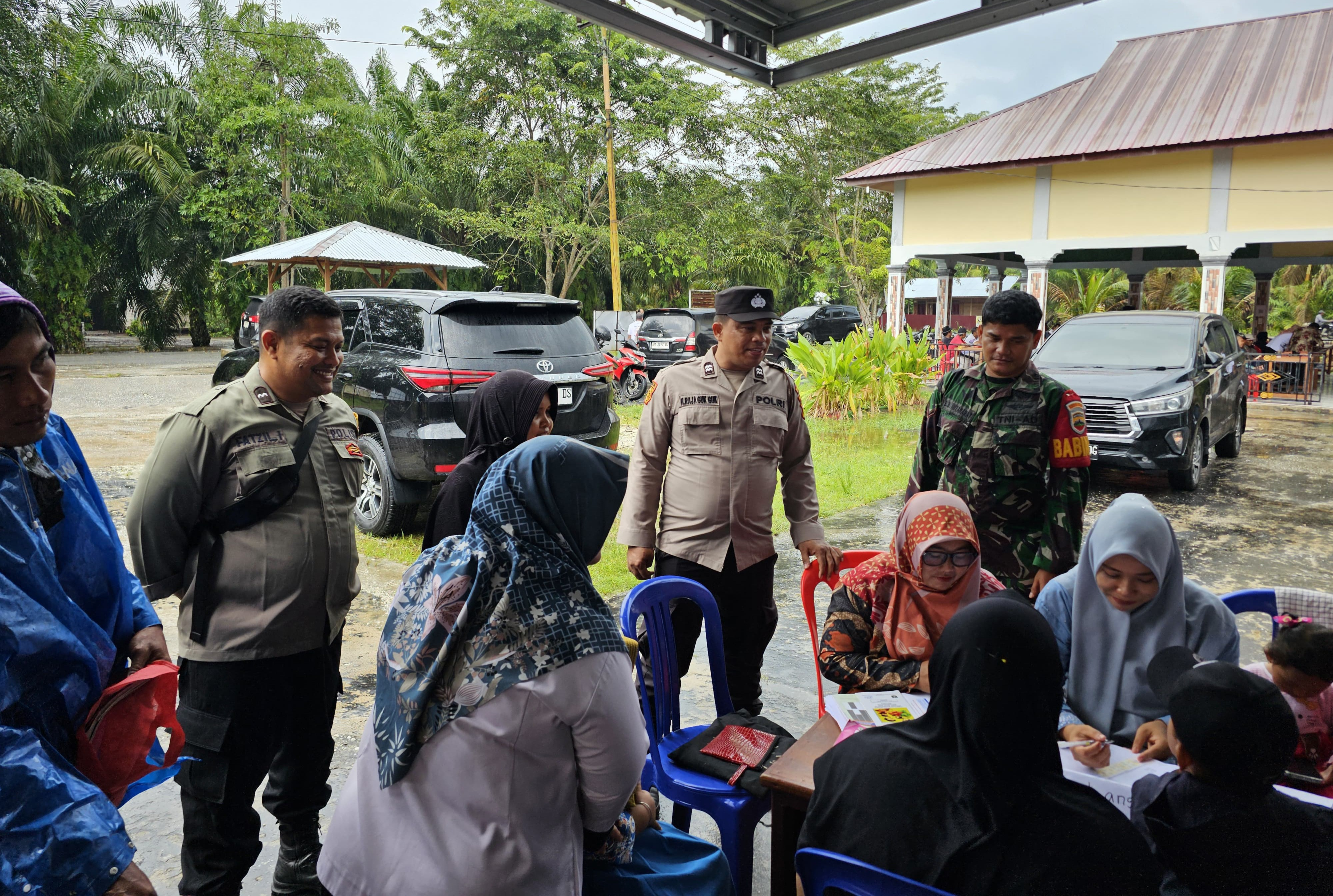 Bhabin dan Babinsa Siak Kecil Sampaikan Pesan Kamtibmas di Posyandu Jelang Pemilukada 2024