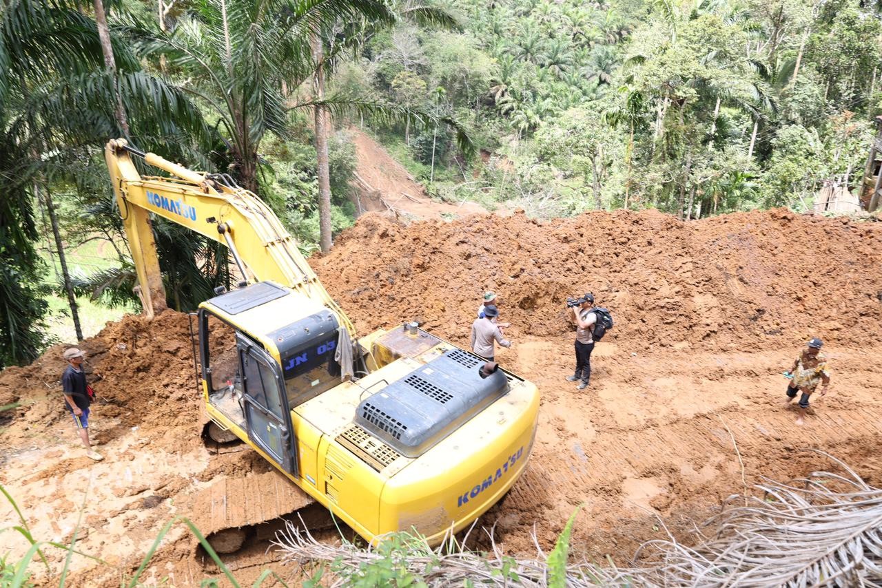 Polda Riau Kerahkan Alat Berat, Empat Titik Akses Jalan Akibat Longsor di Agam Berhasil Dibuka