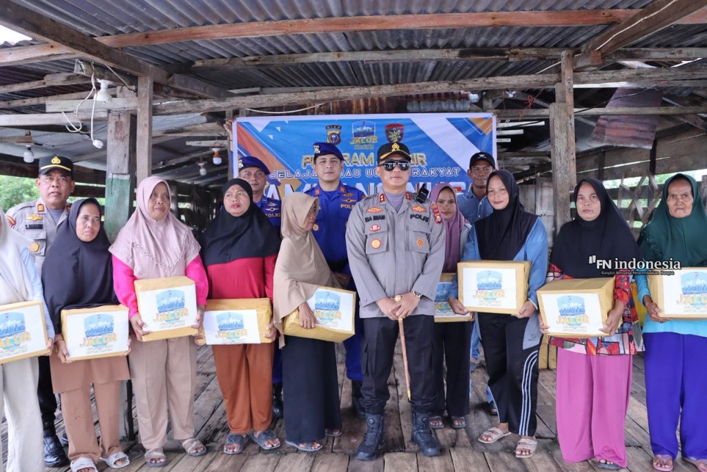 Kapolres Rohil Salurkan Bantuan Sosial di Daerah Pesisir Terpencil Lewat Program Jelajah Riau Untuk Rakyat (JALUR)