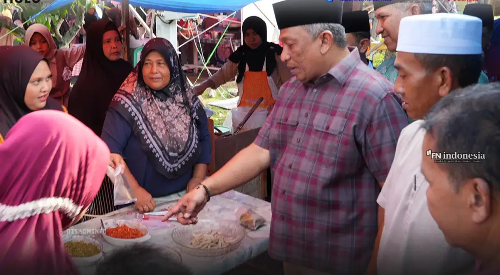 Geliat Ekonomi di Pasar Lama: Saat Bupati Anton Nyebur ke Kerumunan Berburu Takjil