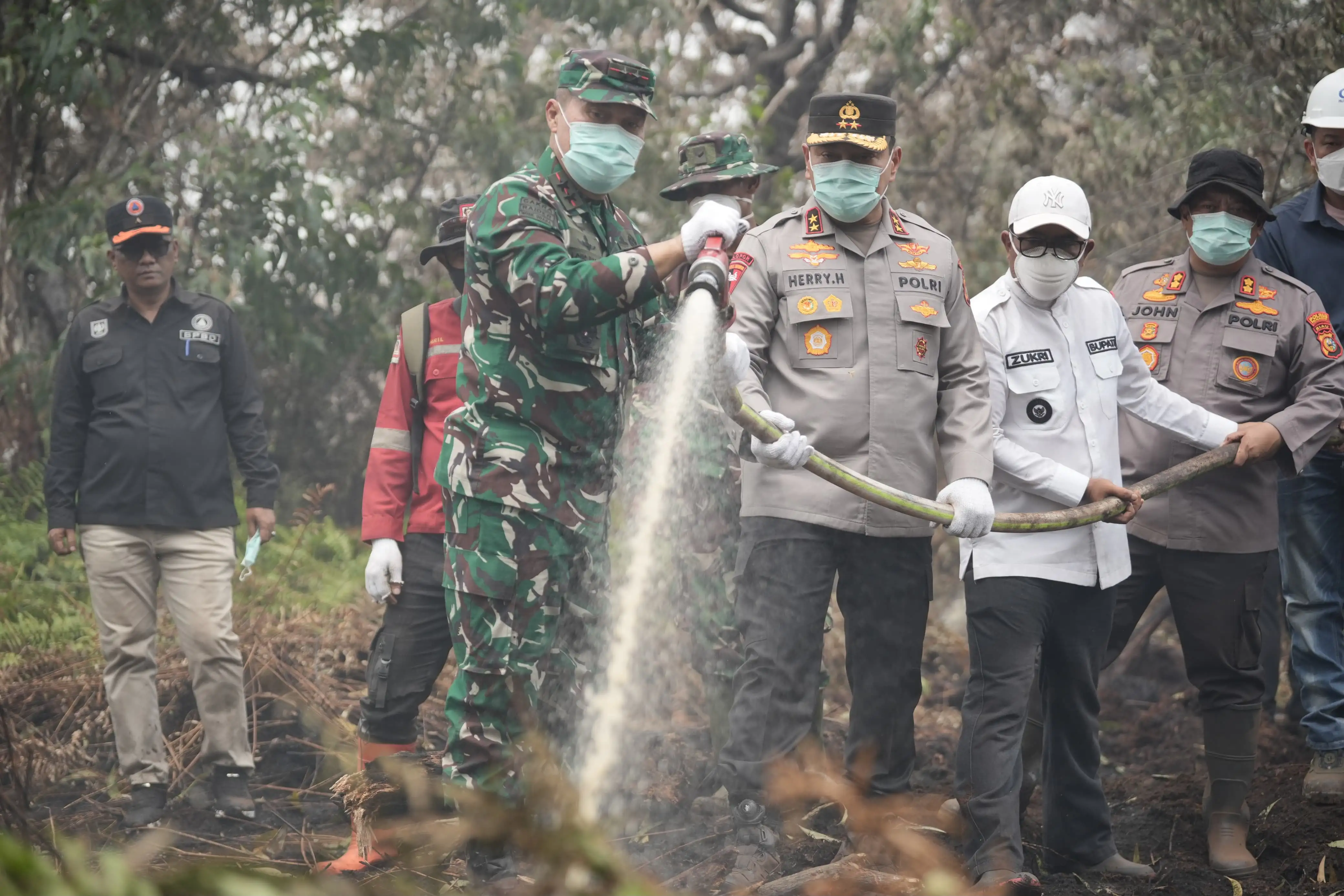 Patroli Udara Karhutla, Kapolda Riau dan Pangdam Tuanku Tambusai Turun Langsung Padamkan Api di Pelalawan