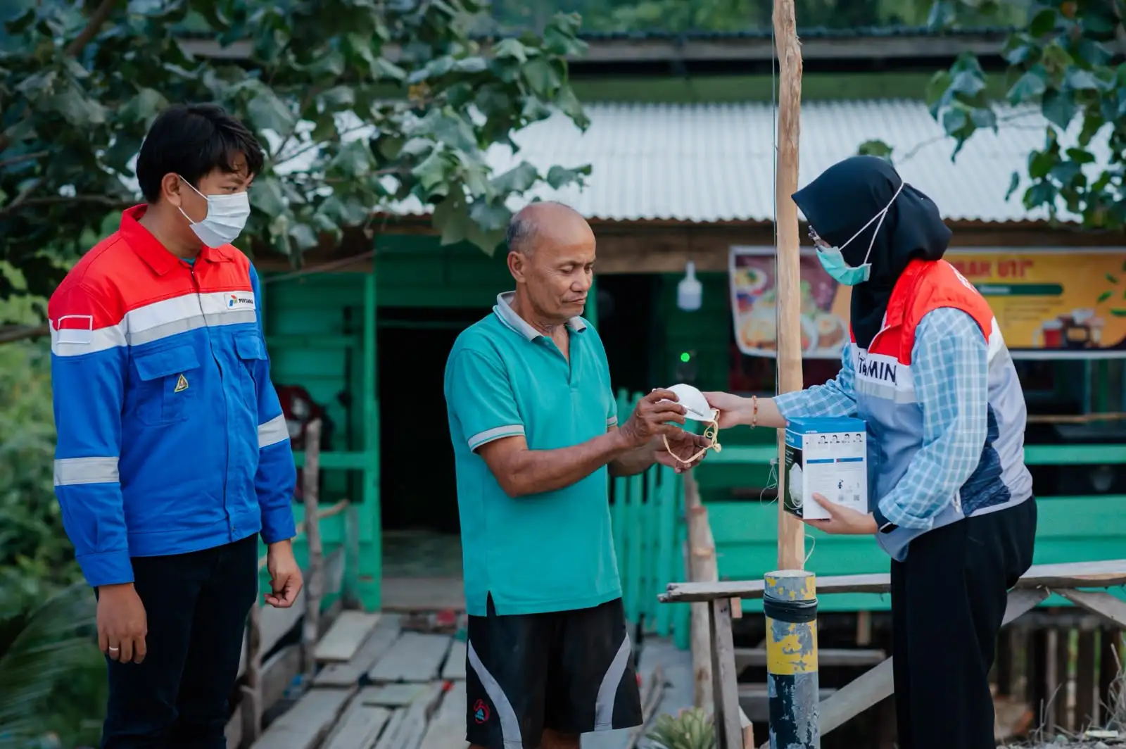 Pertamina Patra Niaga Sumbagut Gerak Cepat Salurkan Bantuan Penanggulangan Asap di Kerumutan Pelalawan