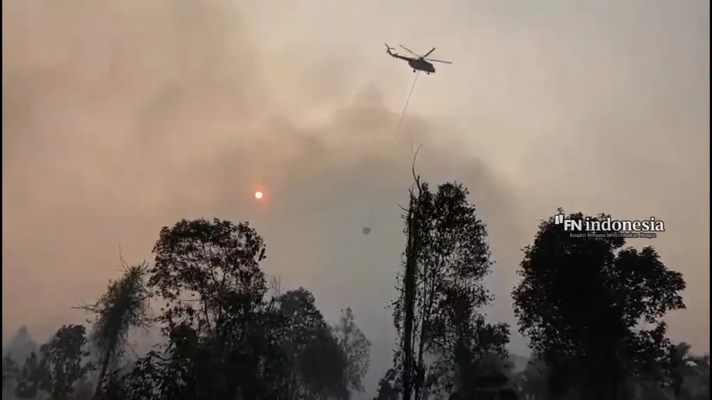 163 Sorti, Helikopter Water Bombing Tuangkan 50,4 Juta Liter Air untuk Padamkan Karhutla di Provinsi Riau