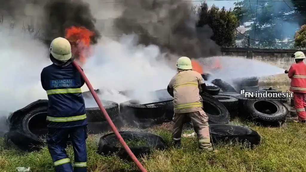 Tumpukan Ban Bekas Terbakar di Area PT Hakojaya Pekanbaru, Damkar Kerahkan Dua Unit  Mobil Pemadam