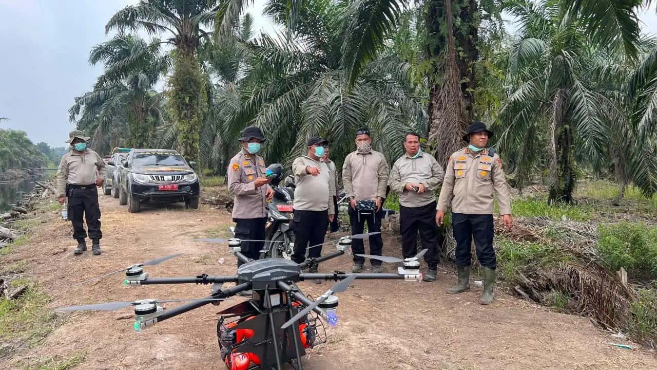 Polda Riau Kerahkan Drone Pemadam Api dan Pendinginan Dalam Tangani Karhutla di Siak