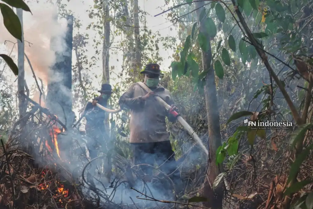 9 Jam Tempuh Medan Terjal, Kapolres Kampar Pimpin Pemadaman Karhutla di Sungai Liti