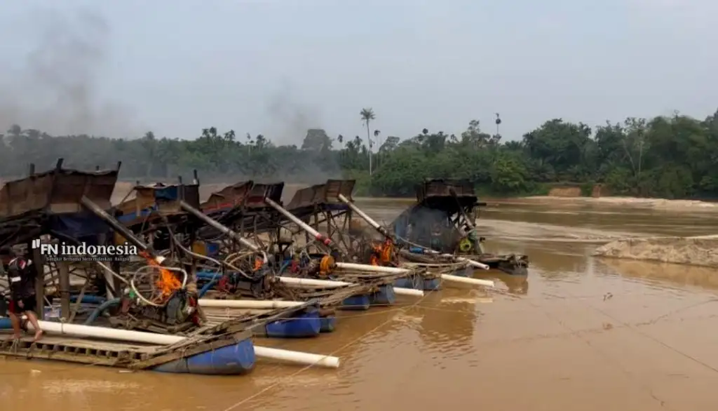 Polsek Cerenti Tertibkan Tambang Emas Ilegal di Sungai Kuantan, Lima Rakit Dimusnahkan