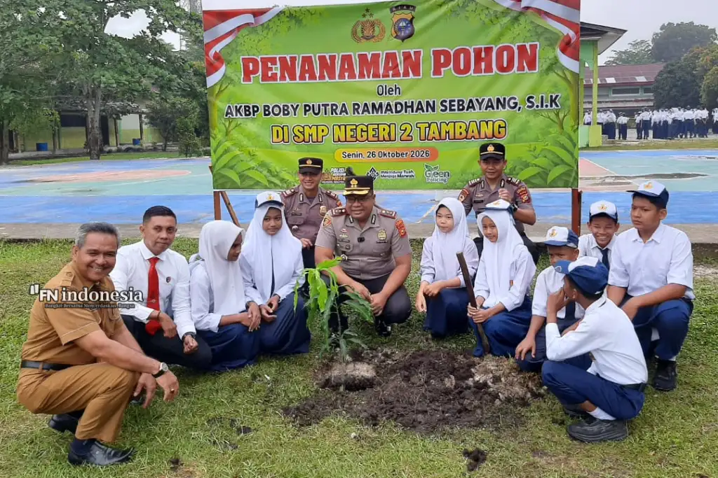 Dari Pengaturan Lalu Lintas ke Aksi Hijau, Kapolres Kampar Tanam Pohon di SMPN 2 Tambang